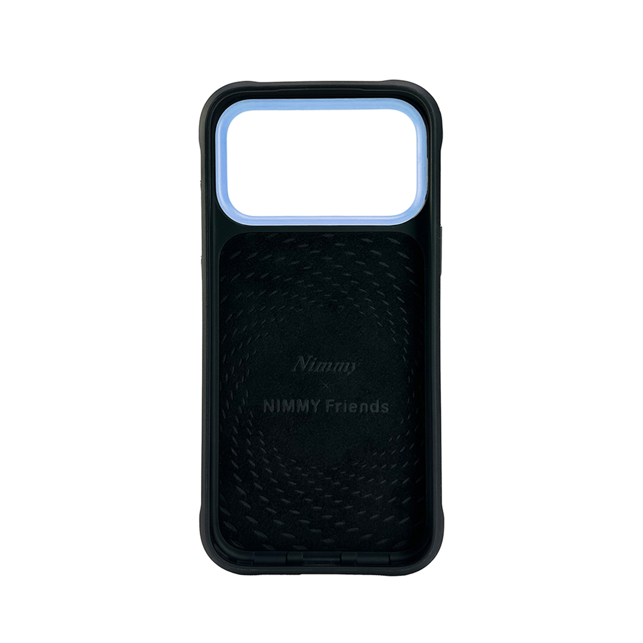 Funda de teléfono negra con marco de cámara azul y texto en relieve Nimmy Friends en el interior.