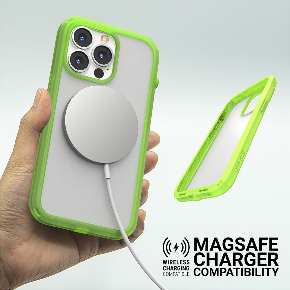 Eine Hand hält ein Telefon mit grüner Hülle und MagSafe-Ladegerät, daneben ist eine einzelne grüne Hülle zu sehen.