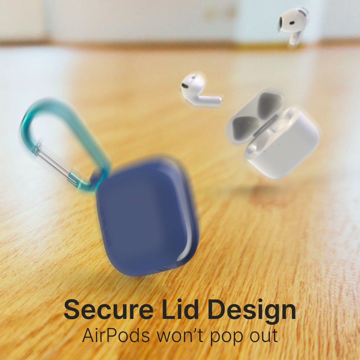 Blaues AirPods-Etui mit Karabiner schwebt über Holzboden neben Ladecase und Ohrhörern.