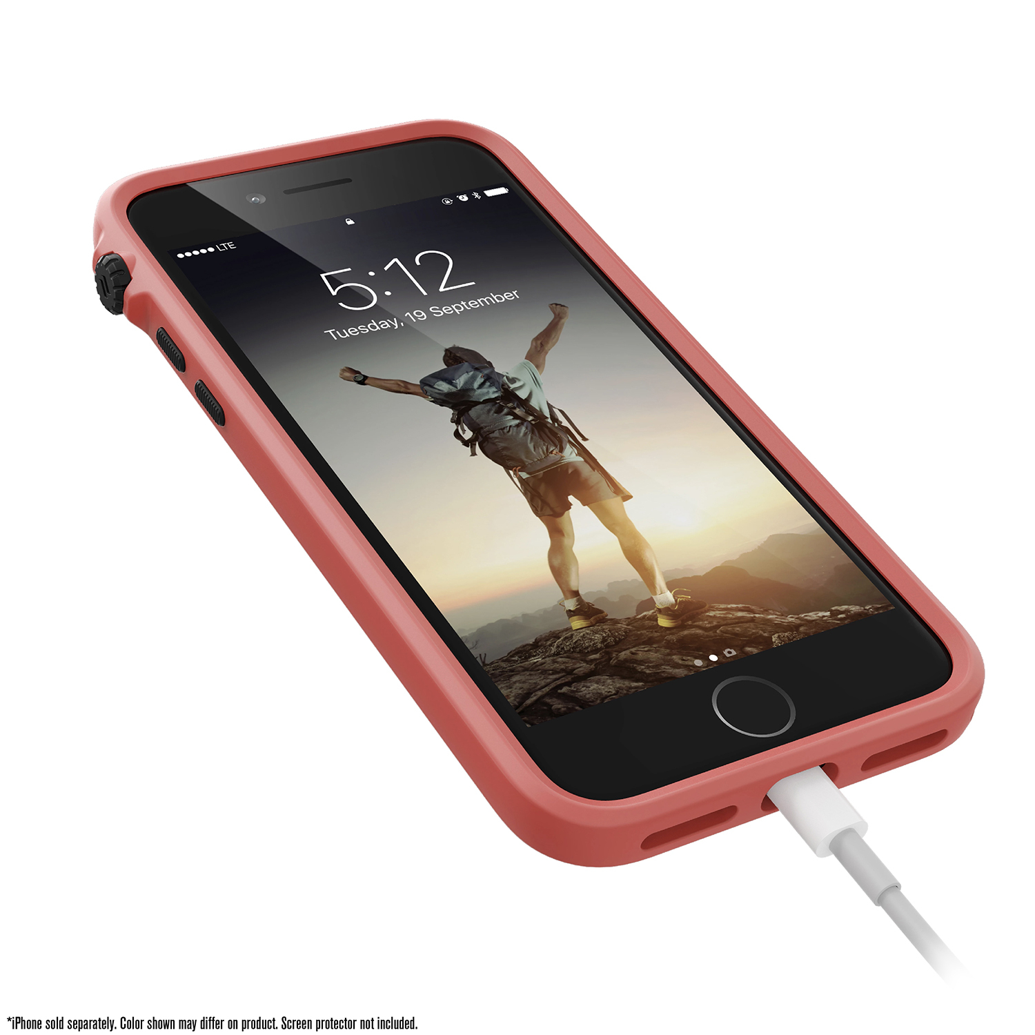 Ein Smartphone in einer roten Schutzhülle liegt auf weißem Hintergrund, ein Ladekabel ist angeschlossen.