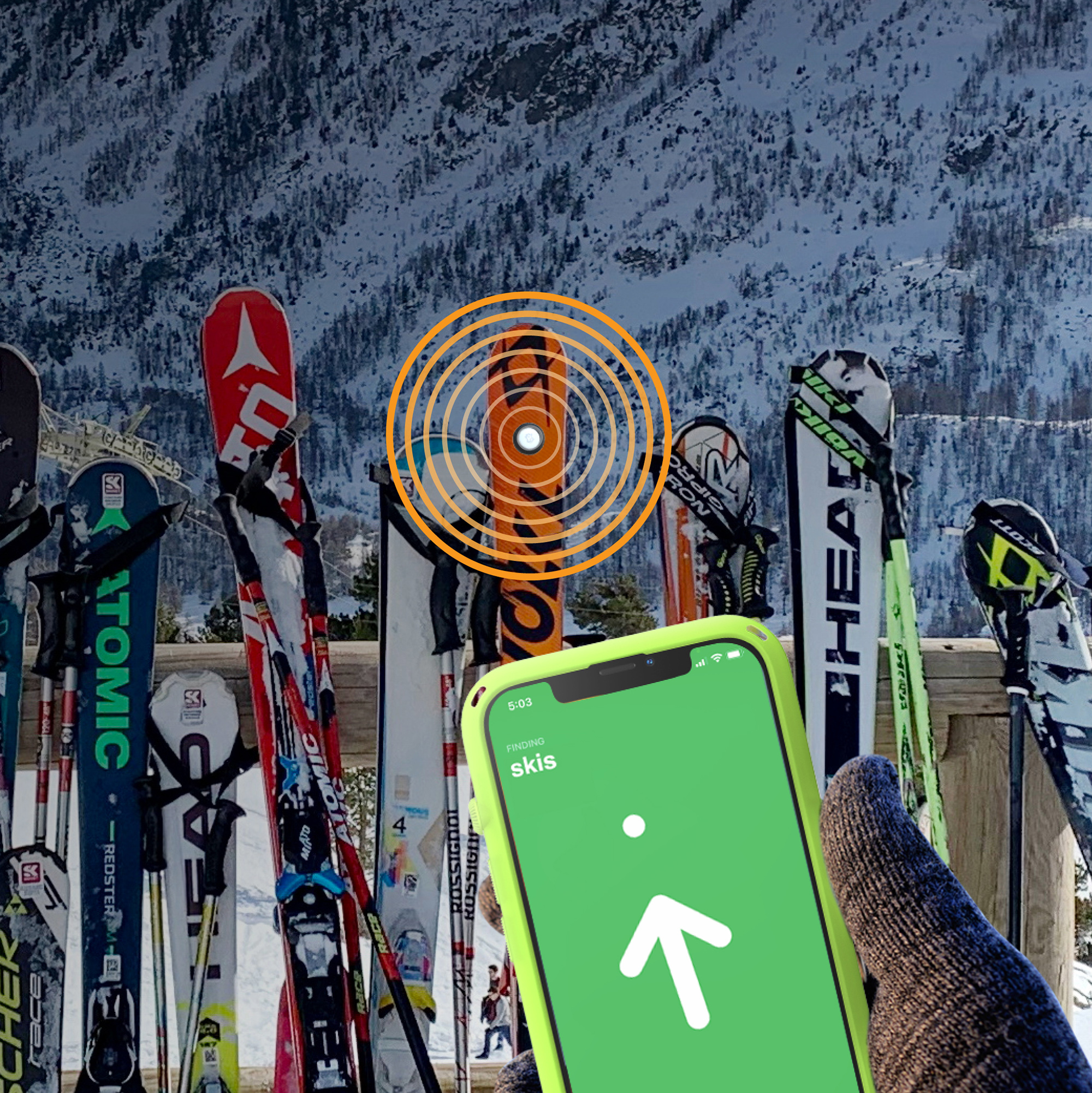 Eine Hand im Handschuh hält ein Smartphone mit Skisuch-App, Orangeradius-Ringe zeigen vor verschneitem Berg auf Skier.