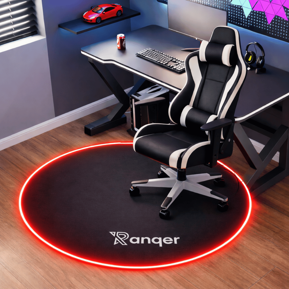 Ein Gaming-Stuhl steht auf einem runden, rot beleuchteten Teppich vor einem Schreibtisch.
