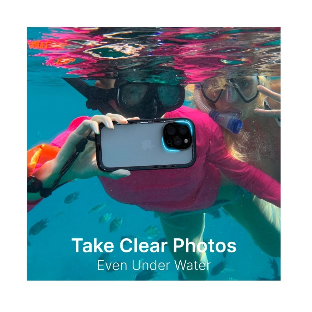 Zwei Frauen schnorcheln im blauen Ozean und machen Fotos mit einem wasserdichten Smartphone-Gehäuse.