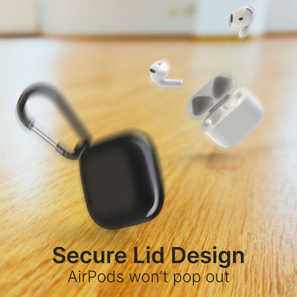 Schwarze AirPods Hülle mit Karabiner und fliegenden Ohrhörern über Holz.