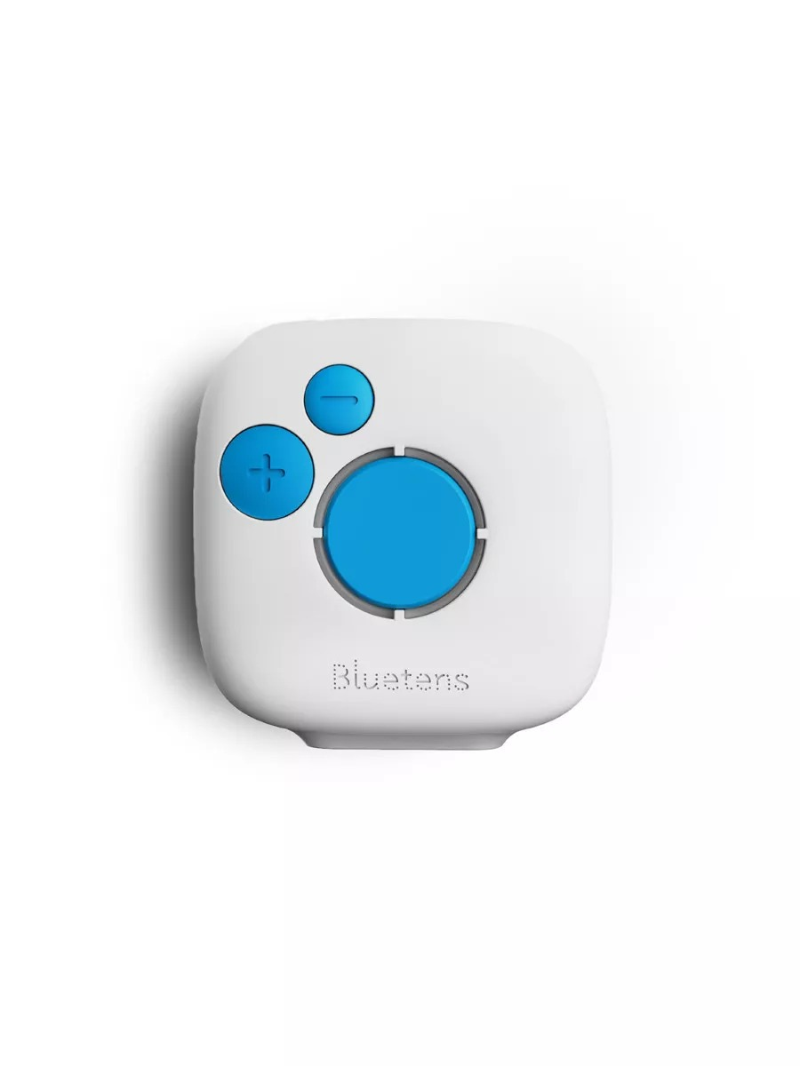 Dispositivo Bluetens quadrato bianco con pulsanti blu e testo del marchio in basso su sfondo bianco.