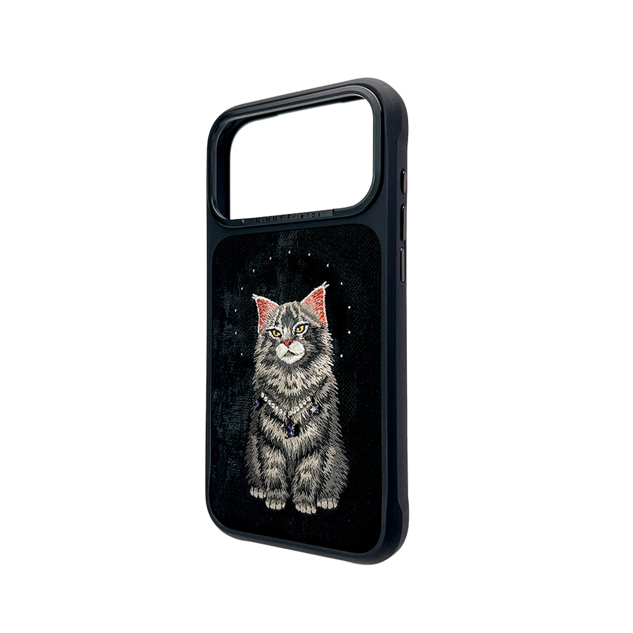 Una funda de móvil negra con un gato gris bordado y un collar sobre un fondo negro texturizado.