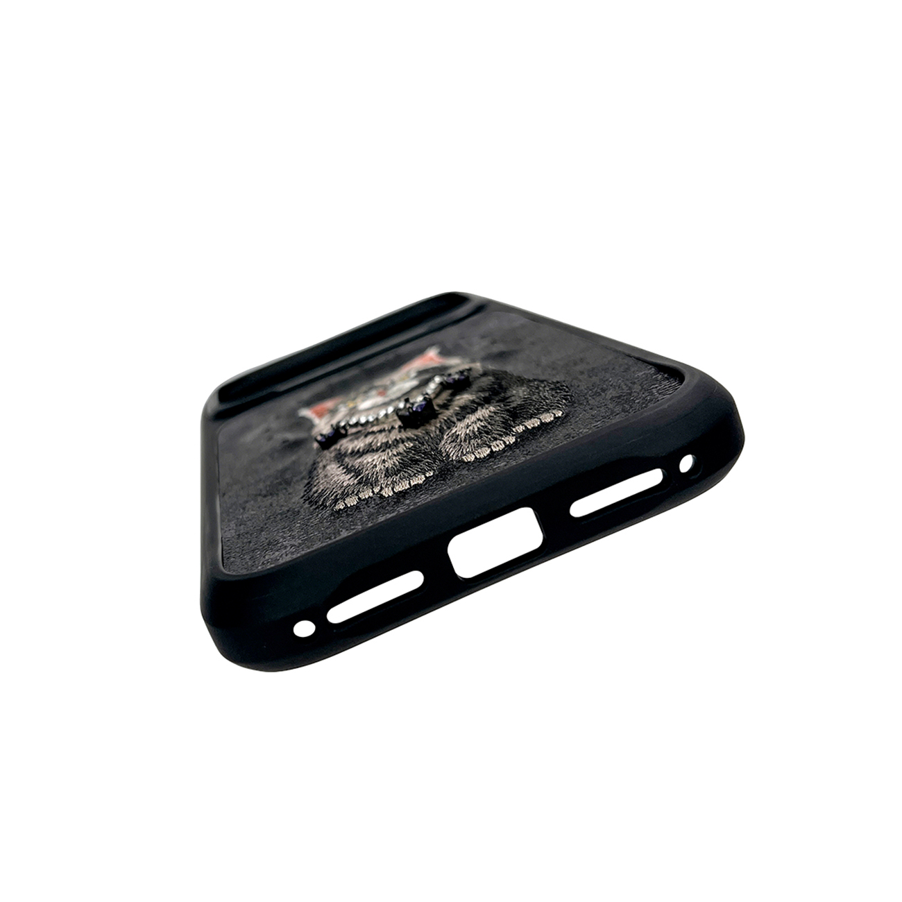Funda de móvil negra con diseño de gato bordado y detalles de pedrería, sobre fondo blanco.