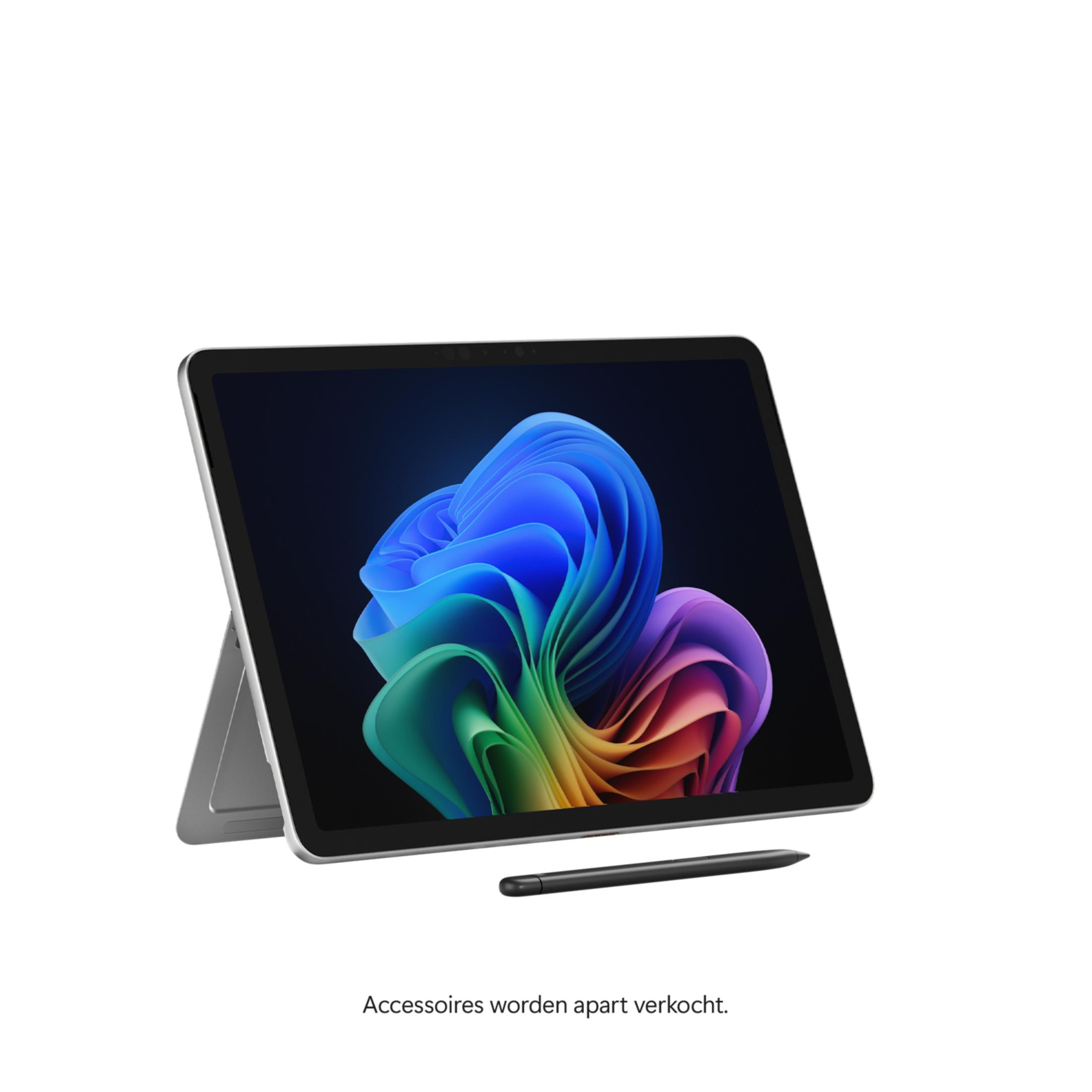 Een zilveren tablet met een kleurrijke abstracte achtergrond op het scherm staat op een wit oppervlak met een stylus pen.