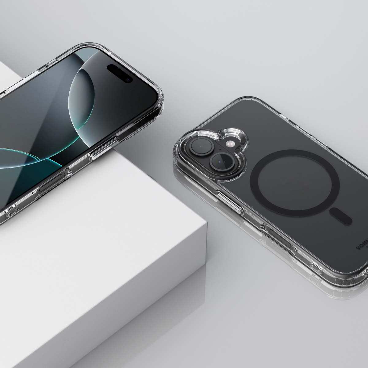 Zwei schwarze Smartphones in Klarsichthüllen, eines auf einem weißen Block, das andere zeigt die Rückseite.