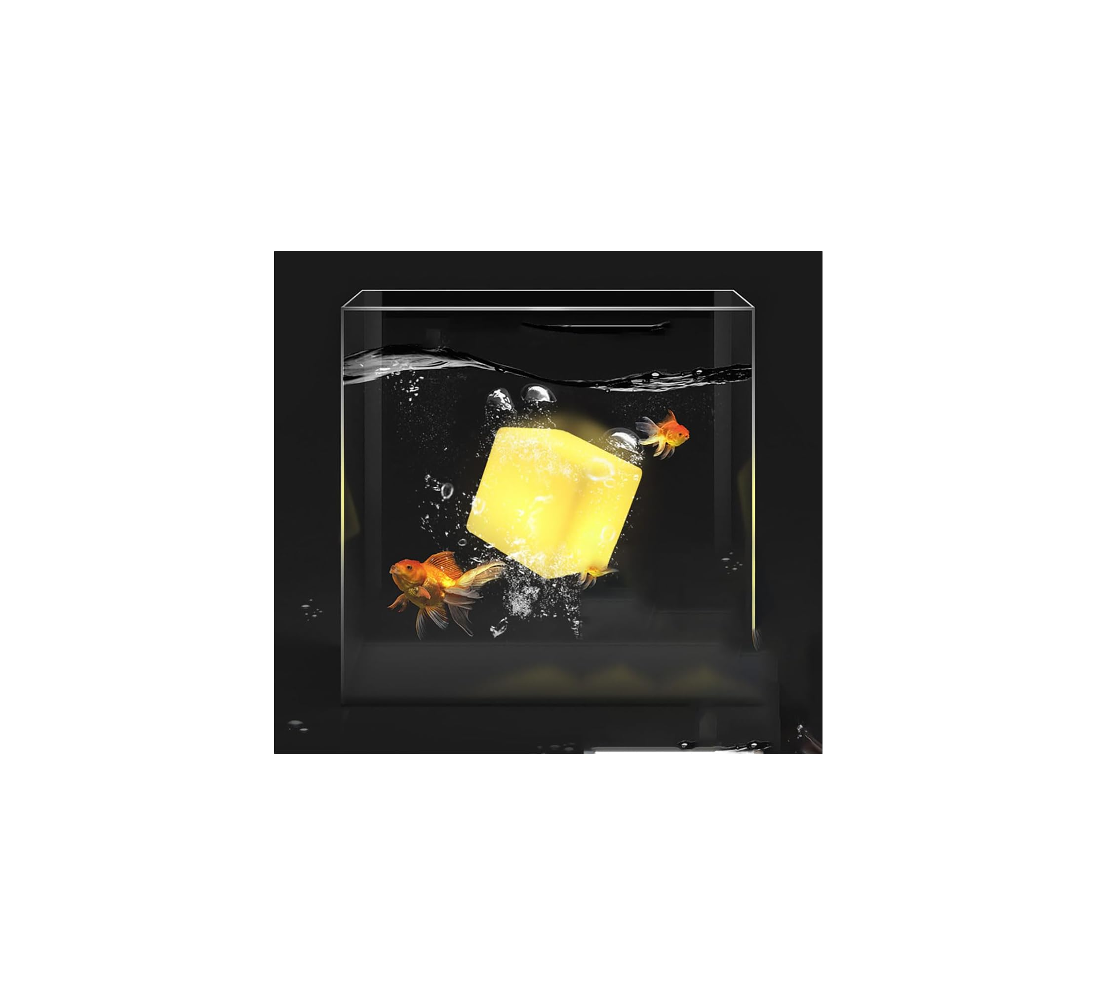 Ein leuchtend gelber Würfel sinkt in ein mit Wasser gefülltes Aquarium, umgeben von zwei kleinen Goldfischen.