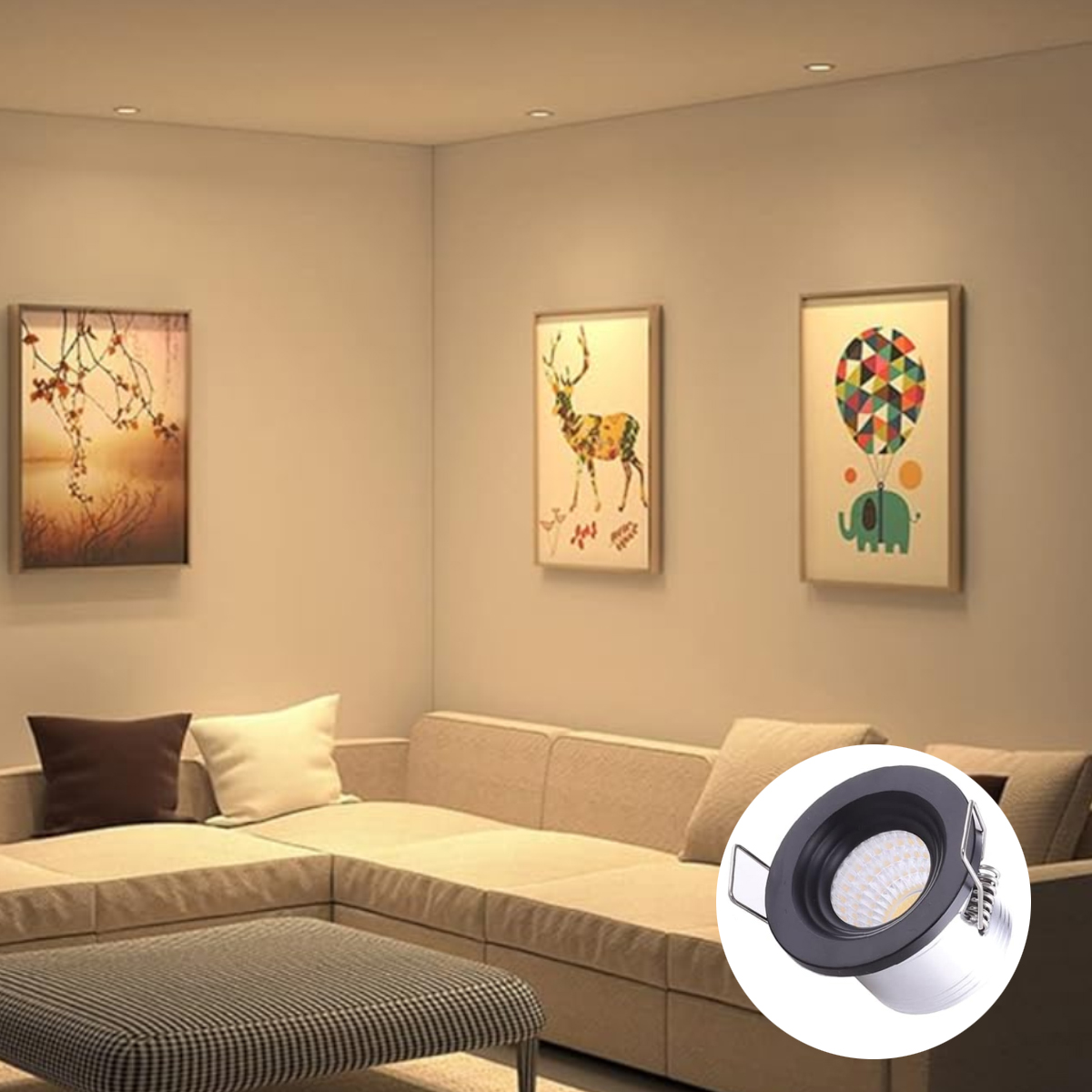 Wohnzimmer mit beigem Sofa, Kissen, gerahmten Bildern an der Wand und einem runden LED-Einbaustrahler im Inset.
