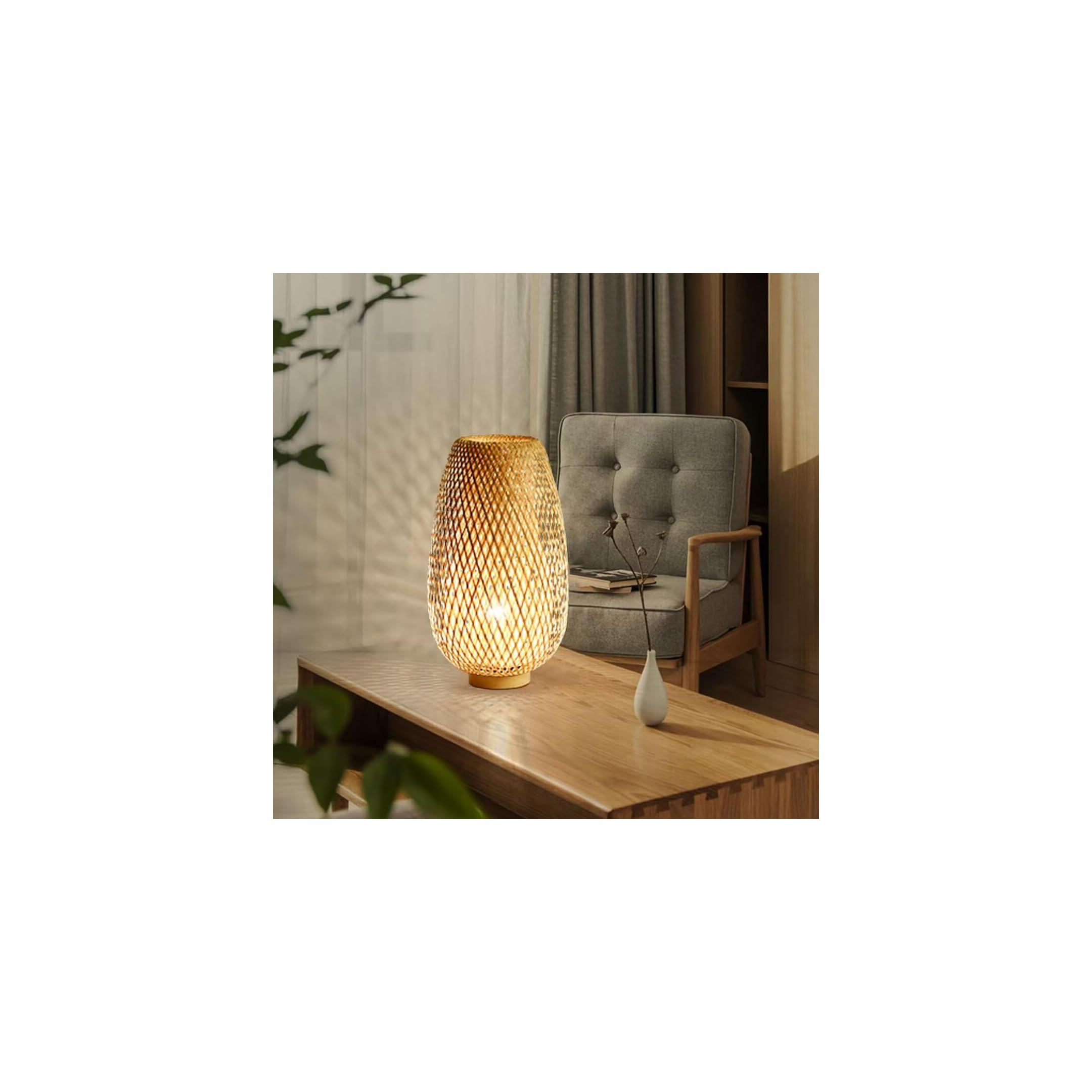 Beleuchtete Rattantischlampe auf Holztisch in gemütlichem Wohnzimmer.