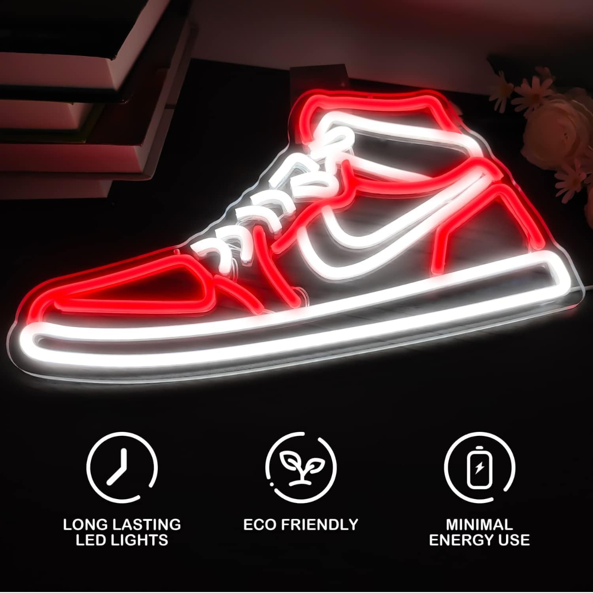 Eine rot-weiße sneakerförmige Neonlampe auf dunklem Grund mit drei Icons unten für ihre Eigenschaften.