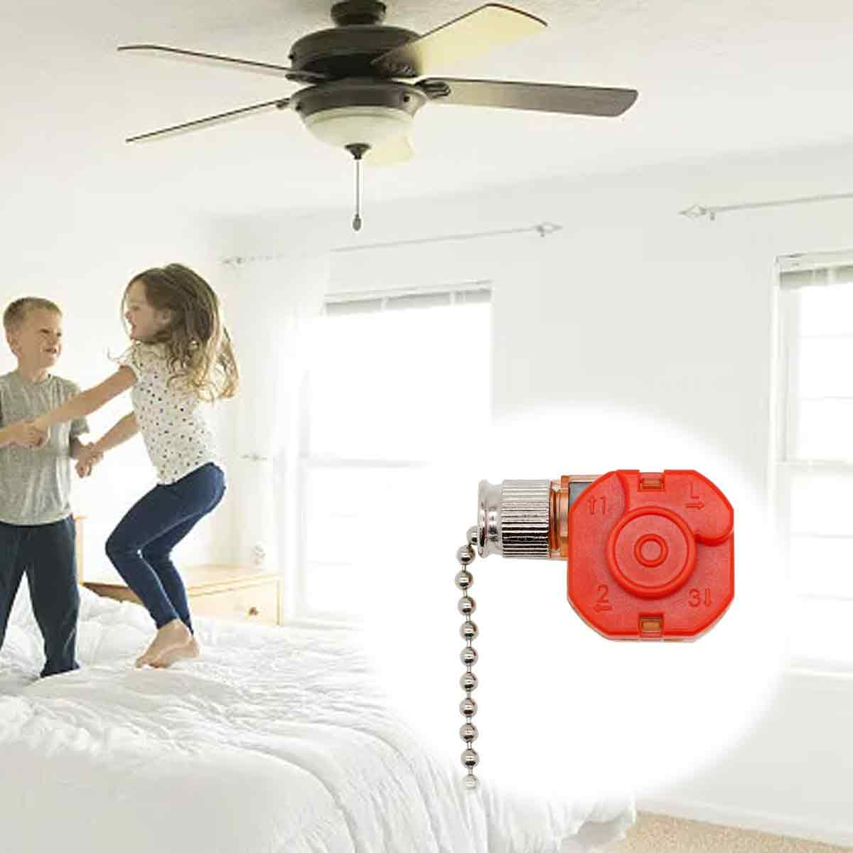 Kinder springen auf einem Bett, während ein roter Deckenventilatorschalter als Inset eingeblendet ist.