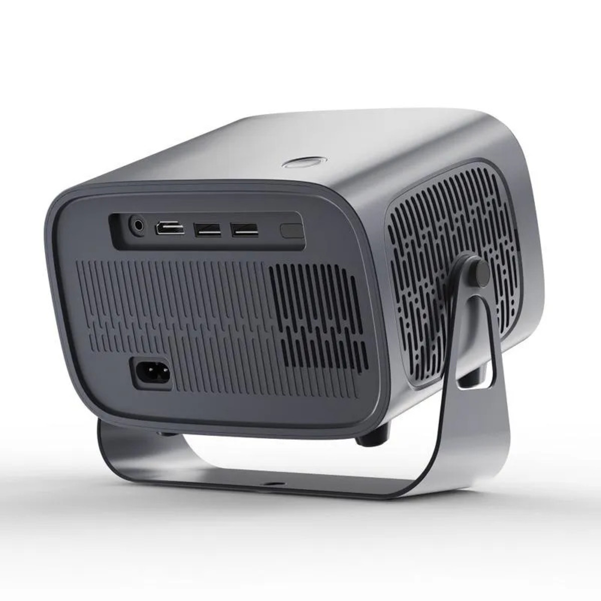 Proyector gris con soporte metálico, varios puertos y rejillas de ventilación sobre fondo blanco.