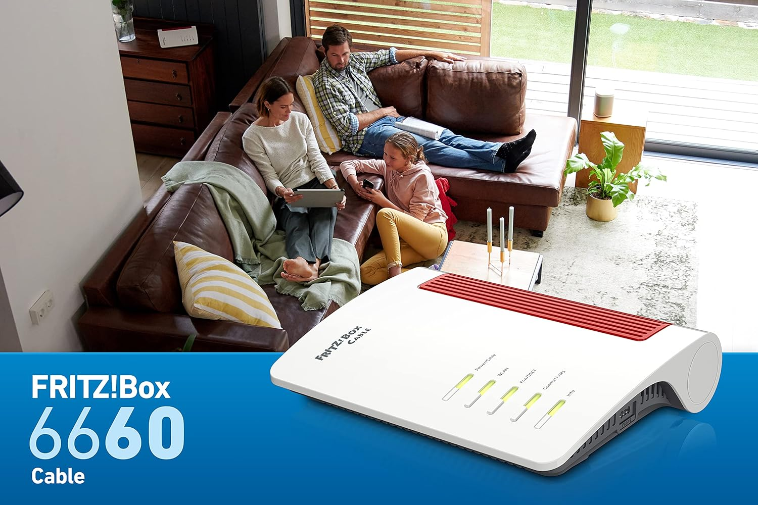 Eine Familie entspannt im Wohnzimmer, im Vordergrund steht ein weiß-roter FRITZ!Box 6660 Cable Router.