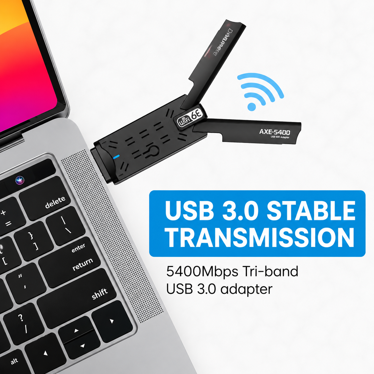 Ein schwarzer USB-WLAN-6E-Adapter eingesteckt in einen Laptop, daneben blauer Text mit USB 3.0 stabile Übertragung.