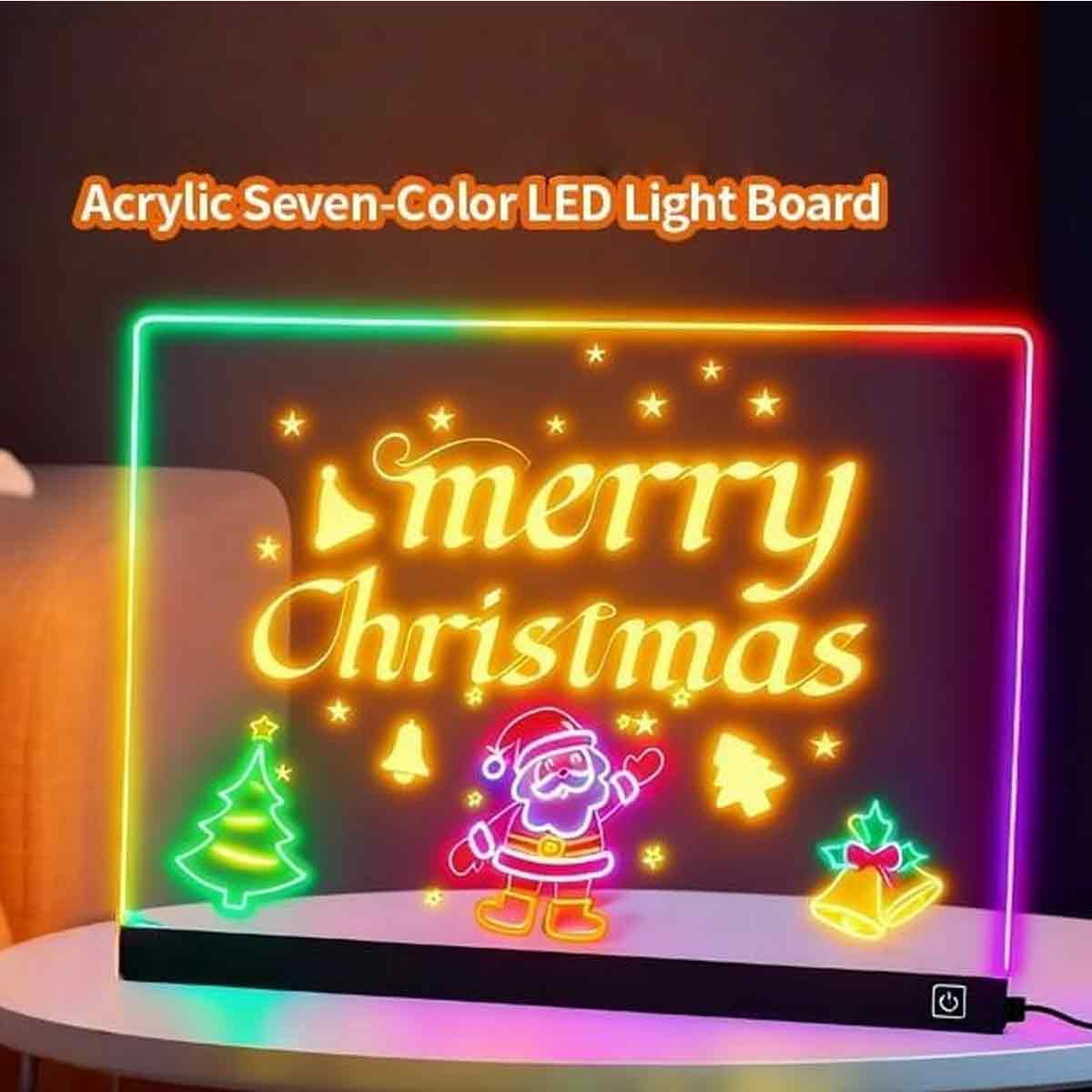 Ein beleuchtetes Acrylschild mit der Aufschrift 'Merry Christmas' sowie Weihnachtsmann- und Tannenbaum-Motiven.