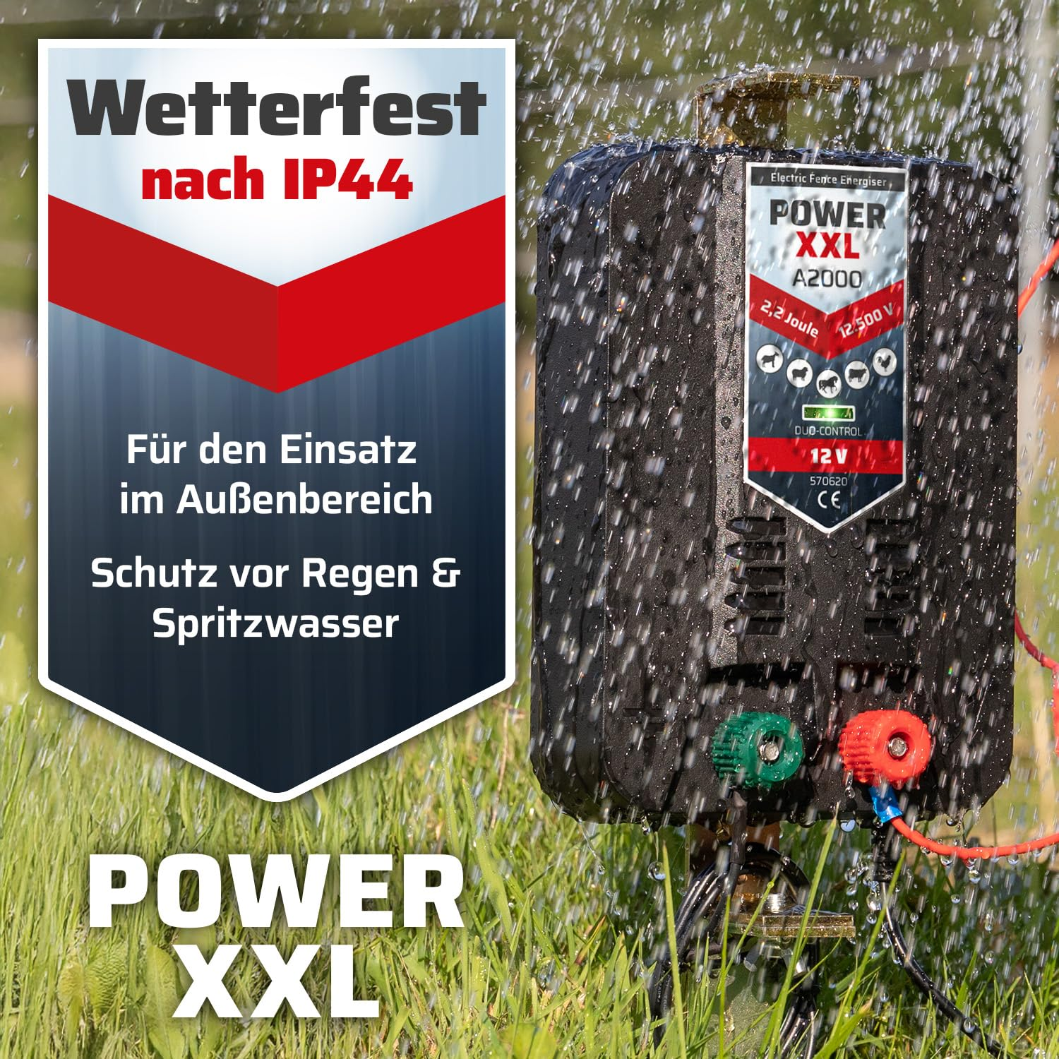 Électrificateur de clôture Power XXL étanche sous la pluie dans l'herbe.