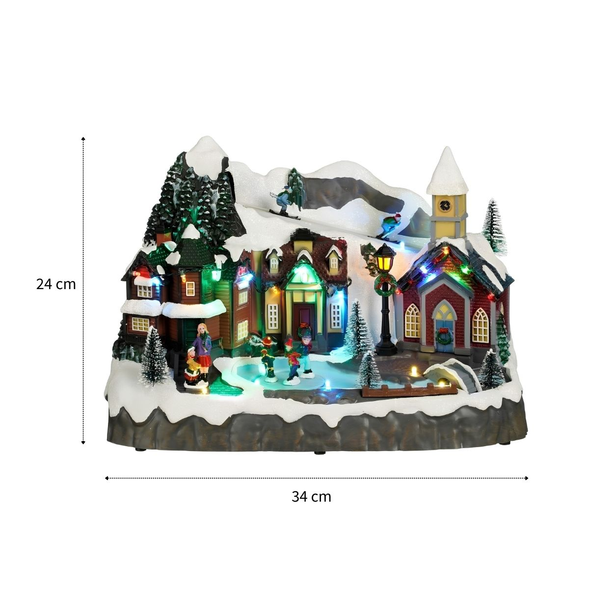 Verlicht kerstdorp van hars met besneeuwde bergen, een kerk, huizen en schaatsende figuren op een ijsbaan.