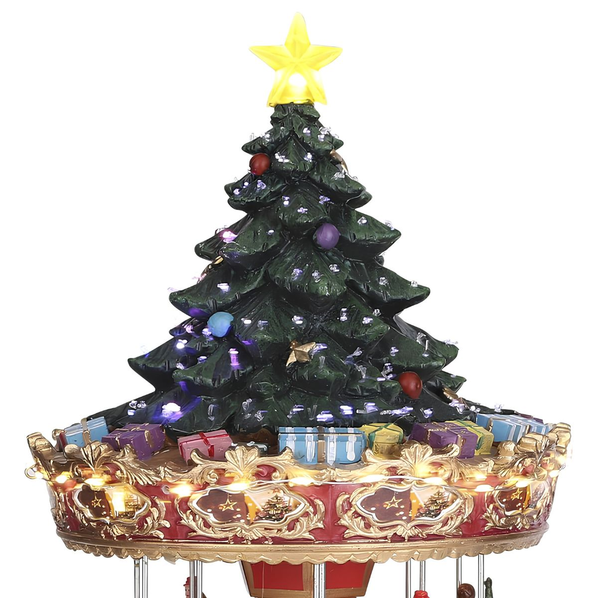 Een verlichte kerstboom met kleurrijke cadeautjes op een gouden carrouselvoet tegen een witte achtergrond.