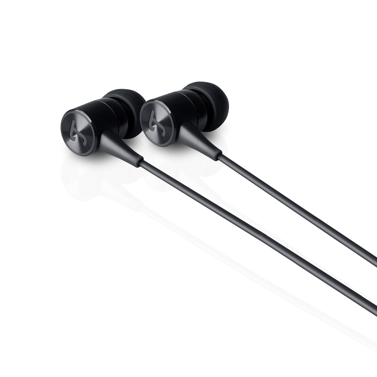 Ein Paar schwarze kabelgebundene In-Ear-Kopfhörer auf weißer Oberfläche mit weicher Reflexion.