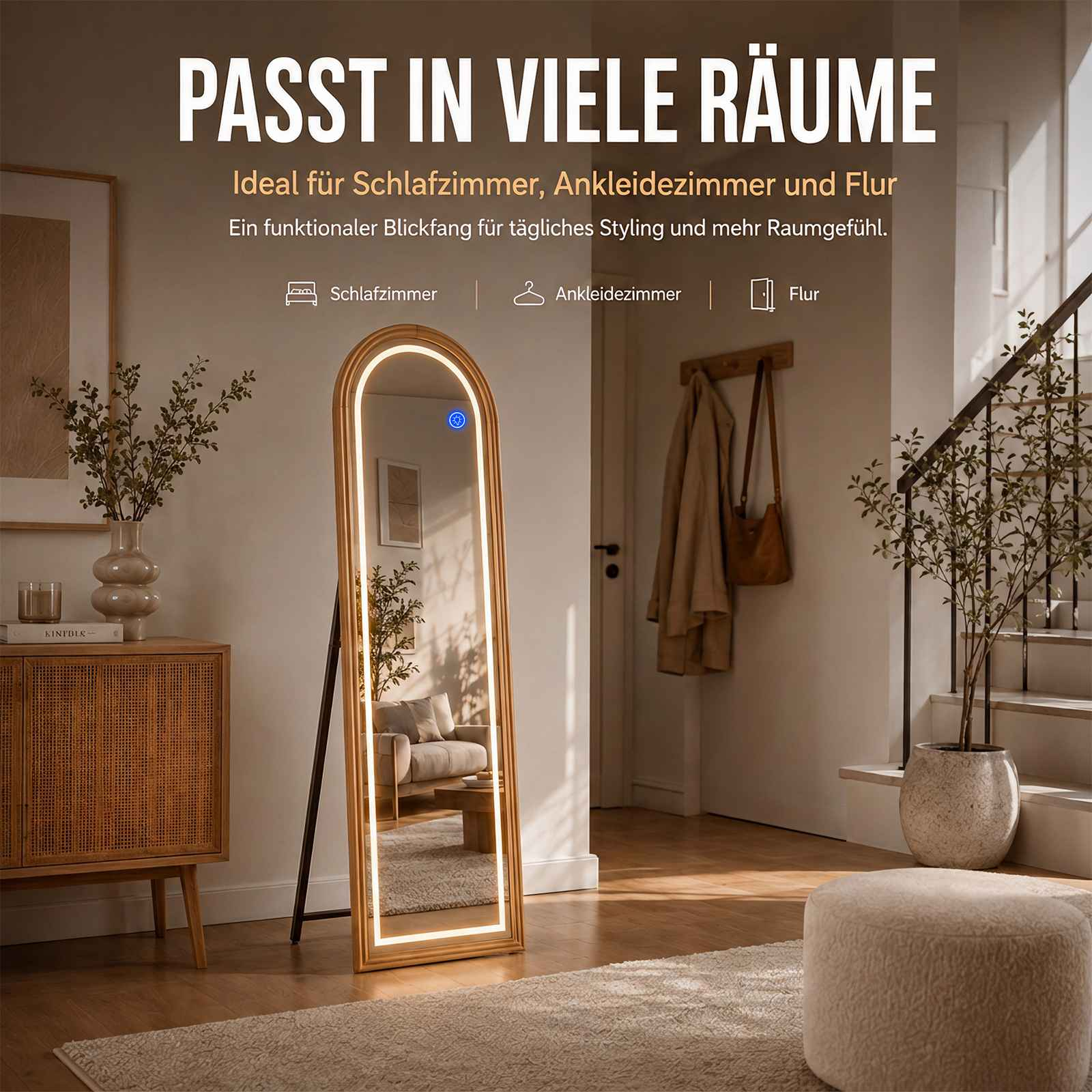 Ein beleuchteter Ganzkörperspiegel mit Holzrahmen in einem hellen Flur mit Treppe und Schrank.