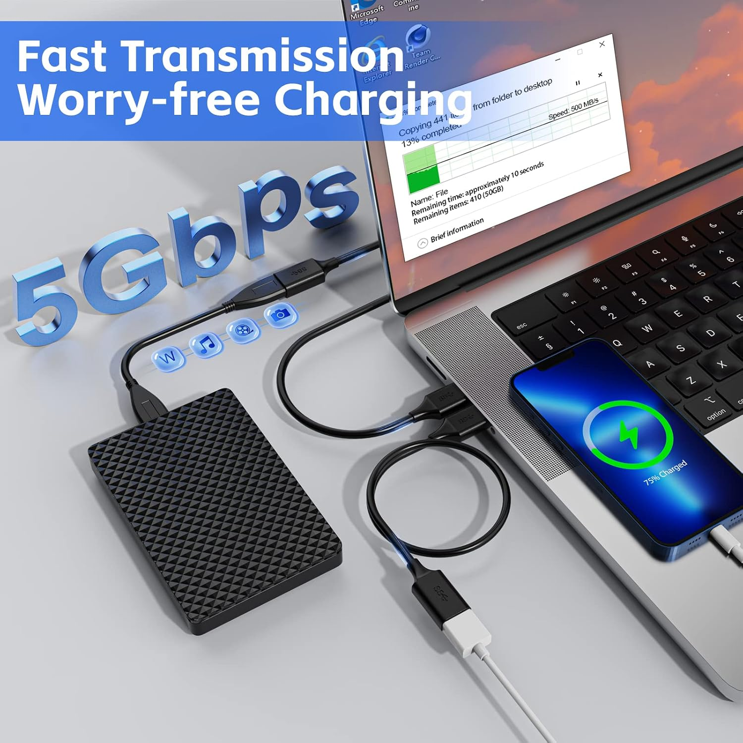 Ein Laptop ist mit einer externen Festplatte und einem Smartphone verbunden, die geladen und synchronisiert werden.