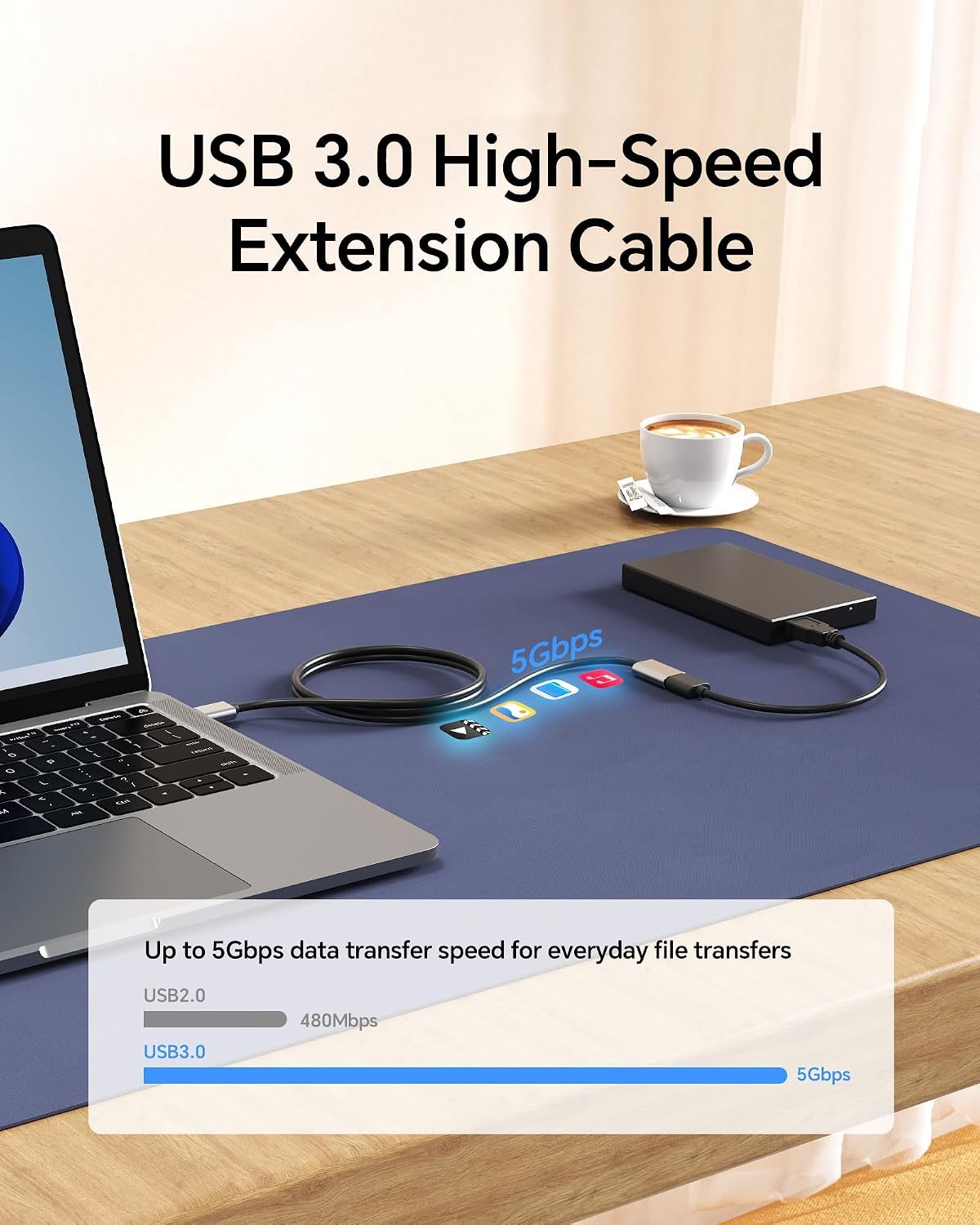 USB 3.0 Verlängerungskabel verbindet Laptop mit externer Festplatte auf einem Schreibtisch.
