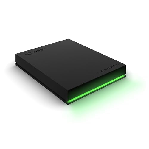 Schwarze Seagate Xbox-Festplatte mit einem hellgrünen LED-Lichtstreifen auf einer weißen Oberfläche.