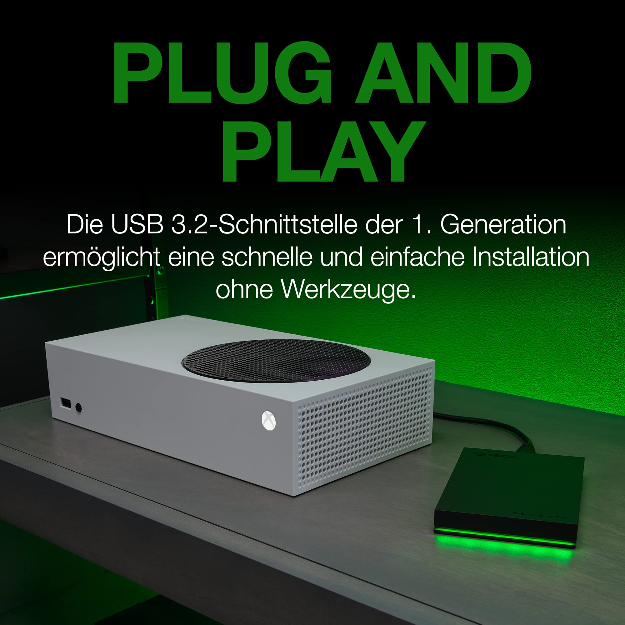 Eine weiße Xbox Series S Konsole und eine schwarze Seagate Festplatte stehen auf einem Tisch mit grüner Beleuchtung.