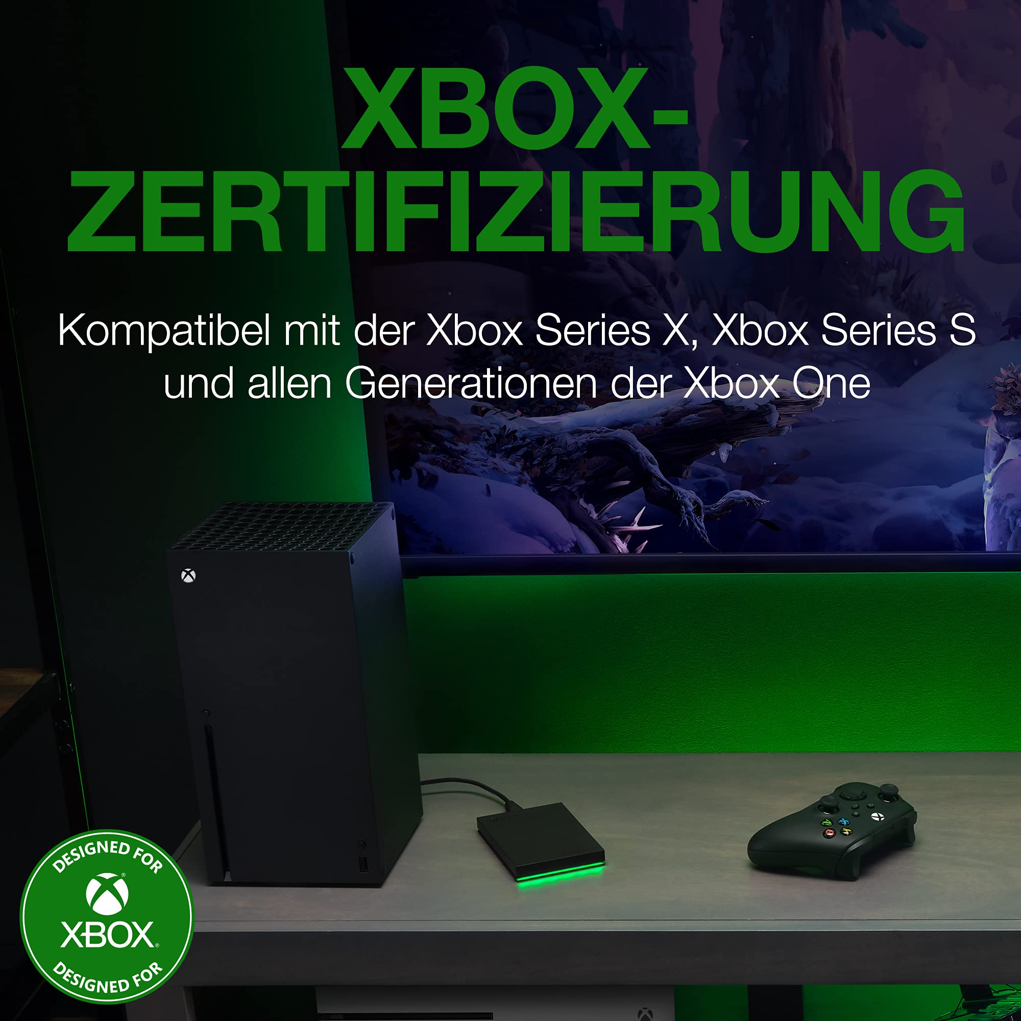 Eine Xbox Series X Konsole, grün leuchtende Festplatte und Controller auf einem Tisch mit Spielhintergrund.