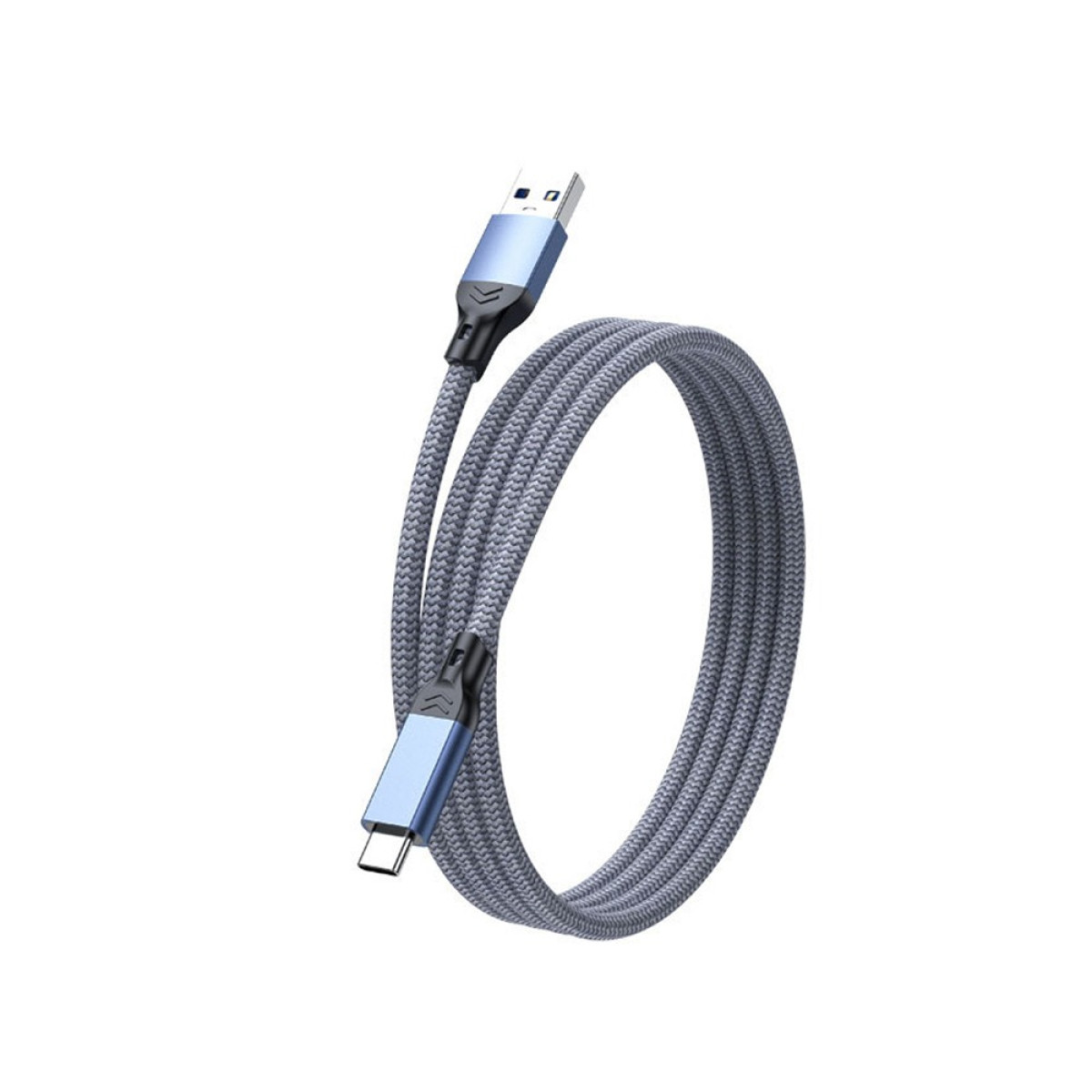 Ein aufgerolltes graues geflochtenes USB-Kabel mit blauen Metallsteckern vor weißem Hintergrund.