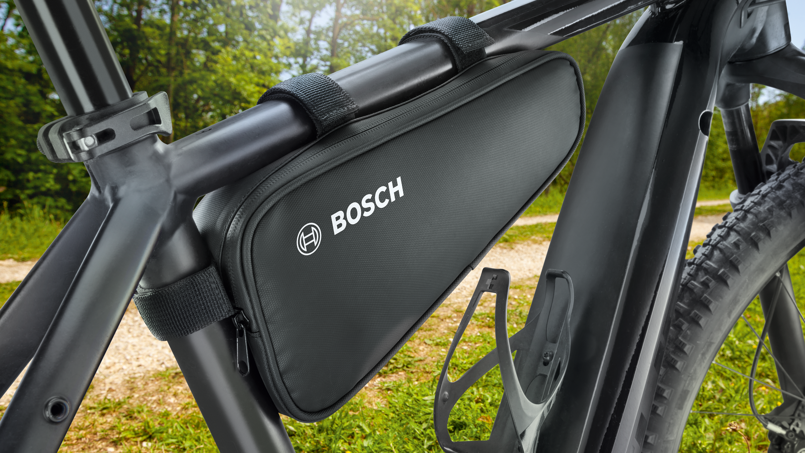 Eine schwarze Bosch Rahmentasche ist am Oberrohr eines Mountainbikes befestigt.