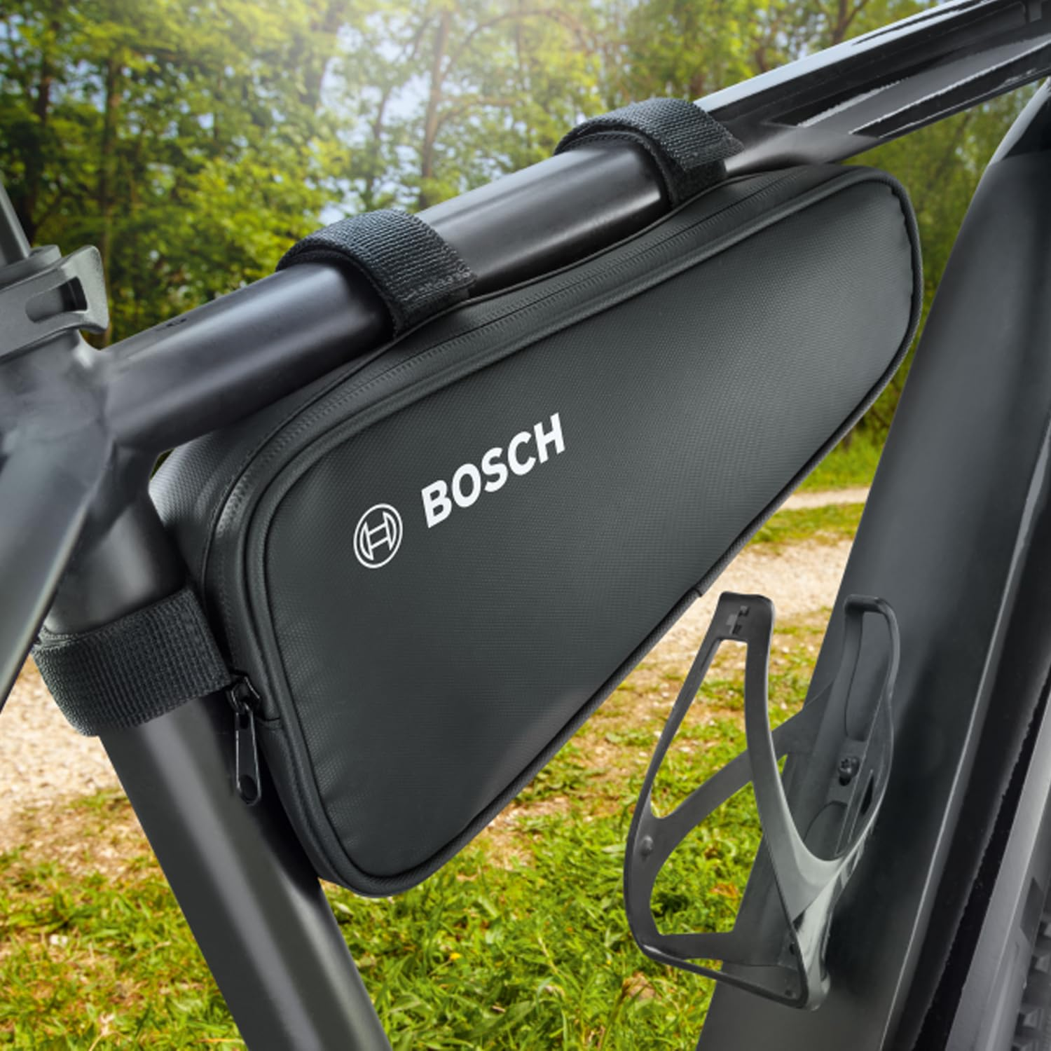 Eine schwarze Bosch-Rahmentasche ist mit Klettverschlüssen an einem Fahrrad befestigt.