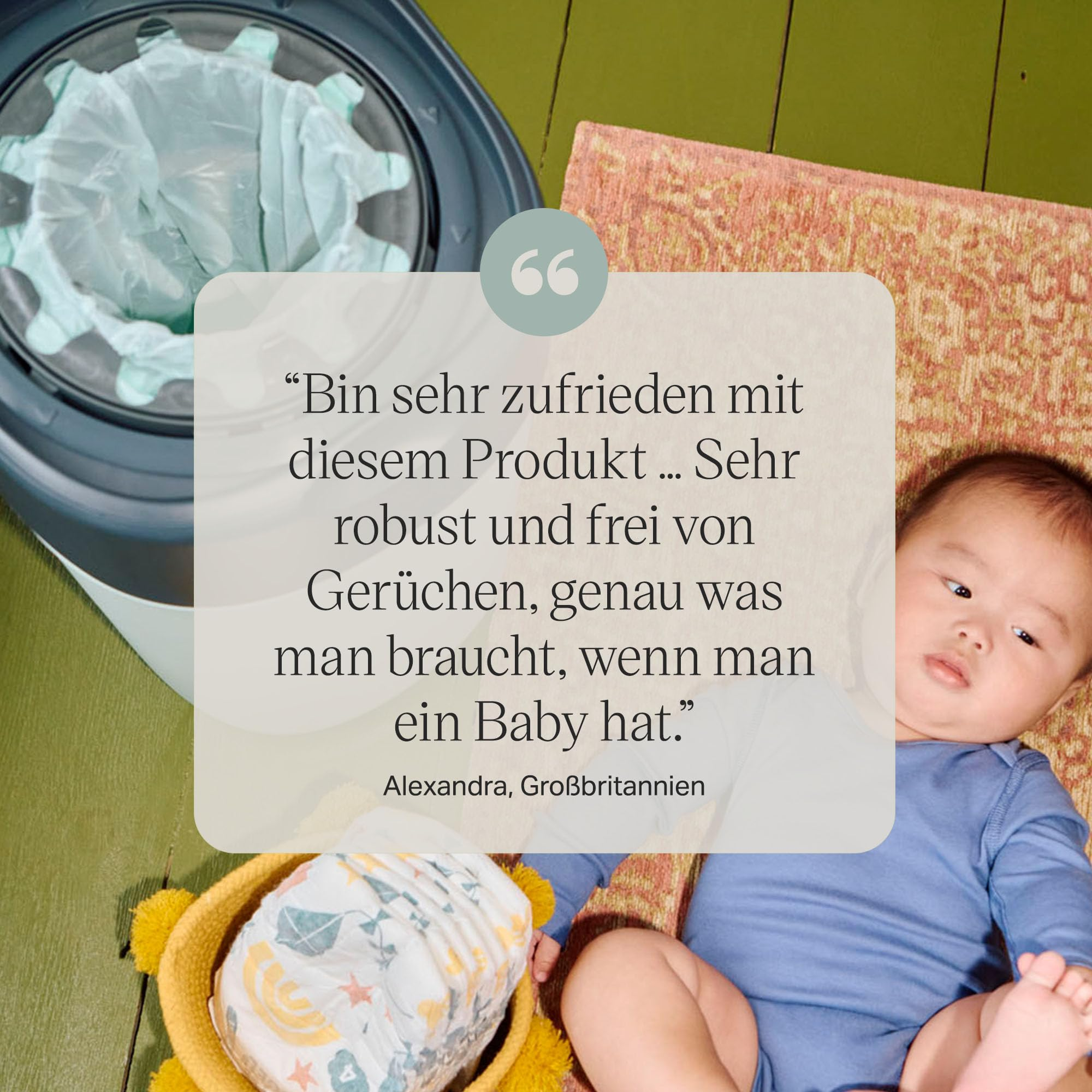 Ein Baby liegt neben einem Windeleimer auf einer Decke, mit einem Zitat auf einem Overlay.