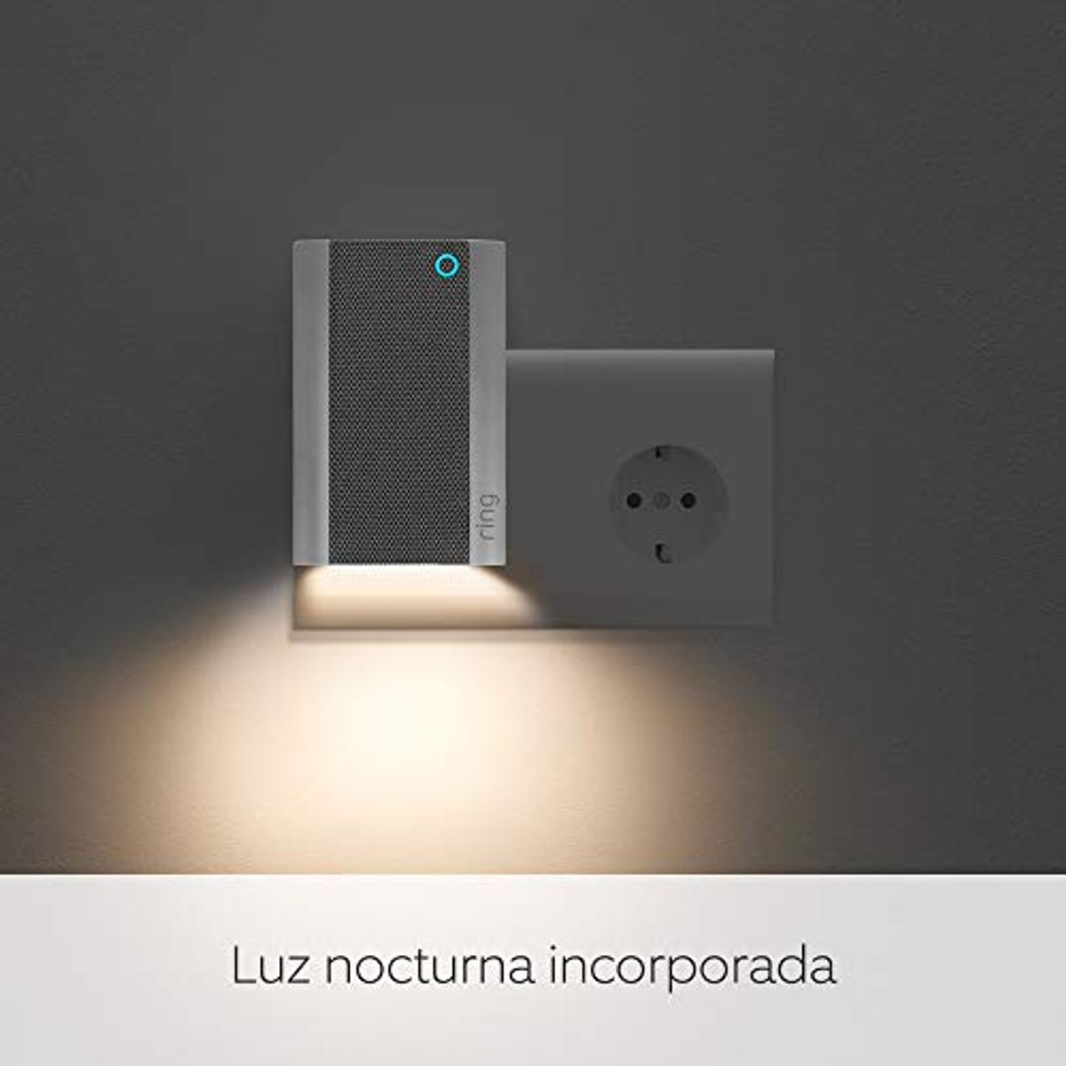 Un appareil intelligent Ring avec une lumière bleue branché projette une lueur chaude.