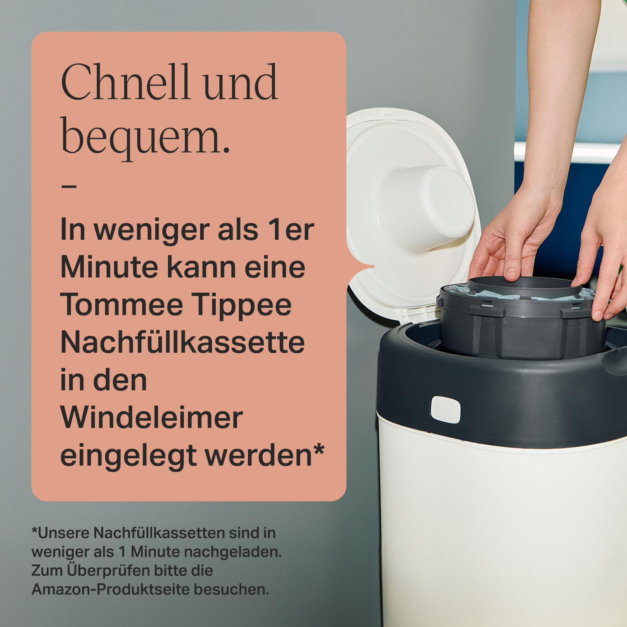 Eine Person legt eine Nachfüllkassette in einen offenen Windeleimer neben einem deutschen Text.
