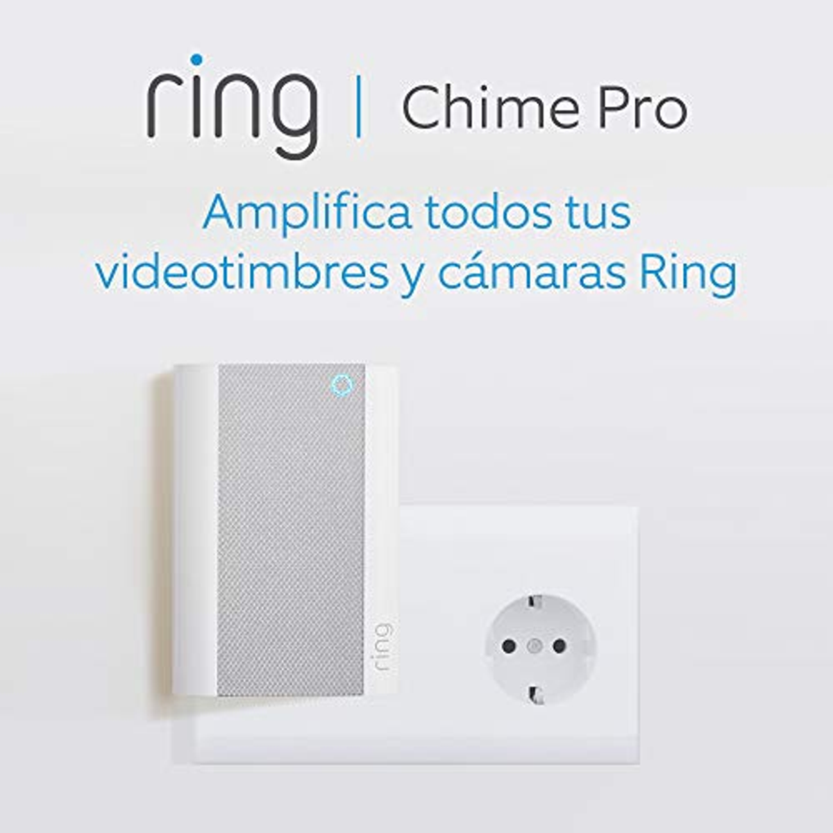 Ring Chime Pro branché sur une prise murale sur fond blanc.