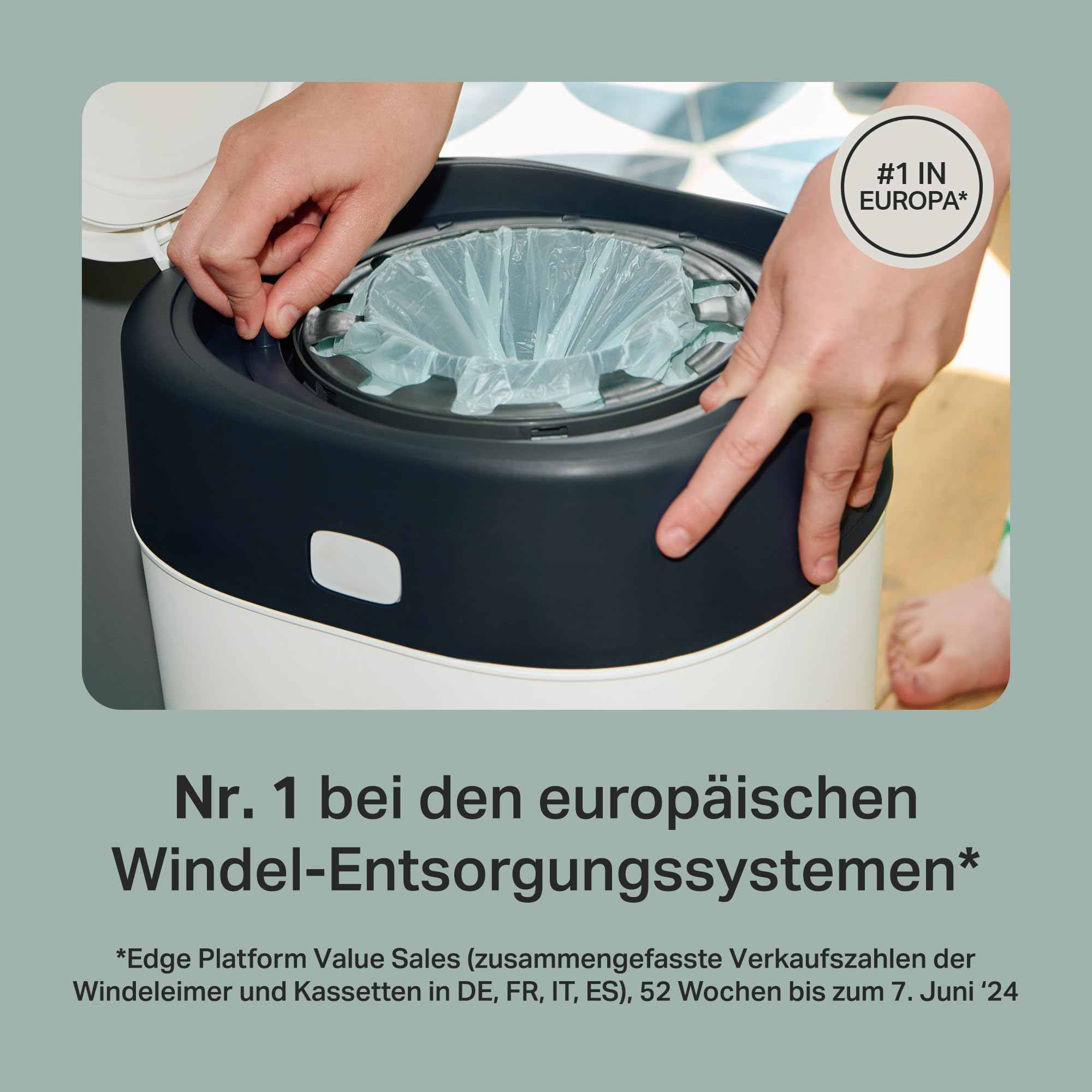 Hände legen Plastikbeutel in einen Windeleimer ein.