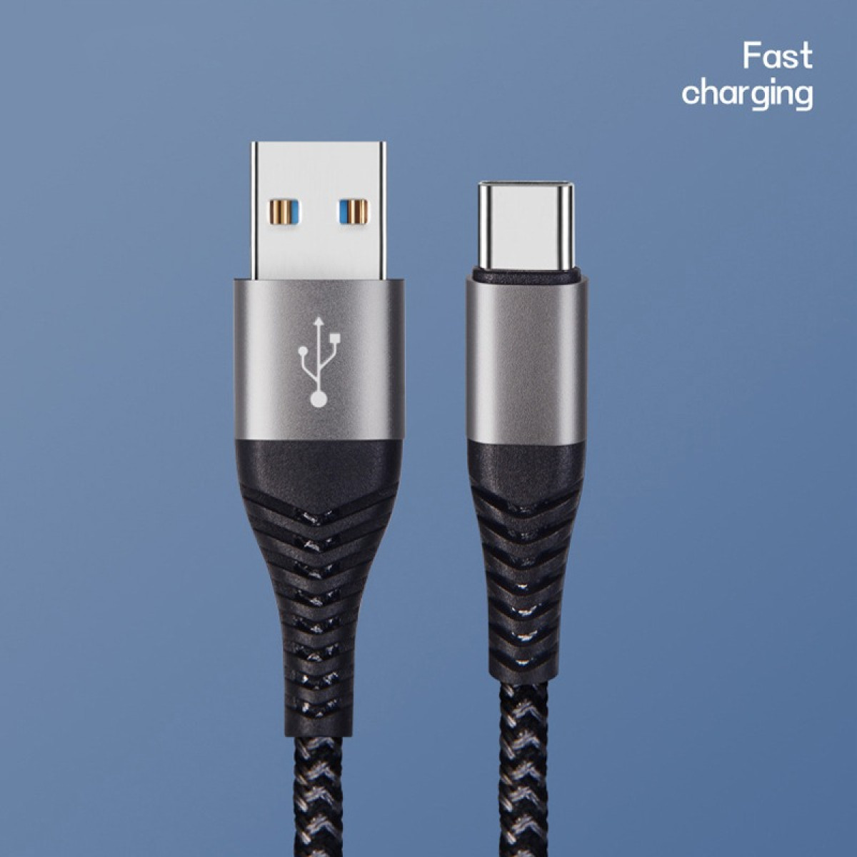 Zwei USB-Kabelstecker vor blauem Hintergrund mit Aufschrift Fast charging.