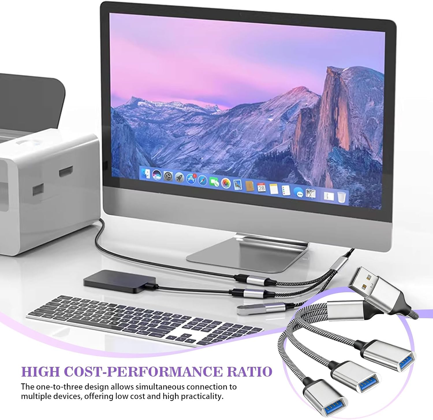 Ein USB-Splitter mit drei Anschlüssen verbunden mit Computer-Zubehör.