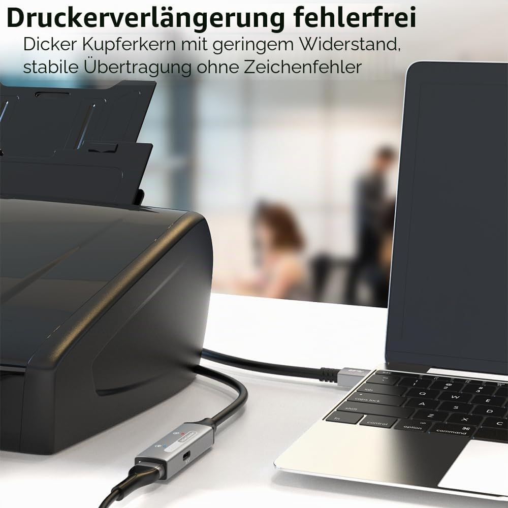 Ein Laptop ist über ein Kabel und einen Adapter mit einem Drucker verbunden.