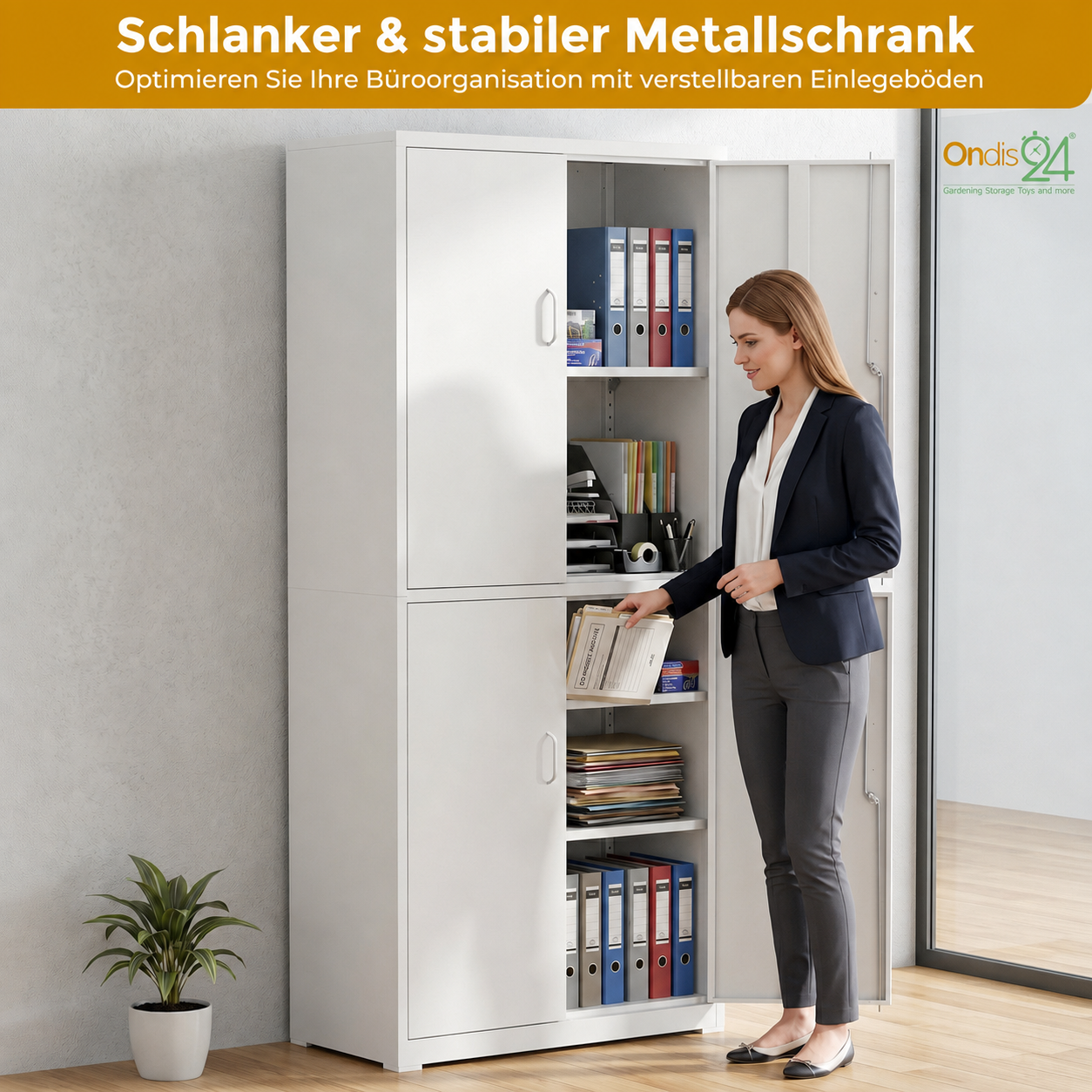 Eine Frau in Businesskleidung steht neben einem weißen Metallschrank und ordnet Akten ein.