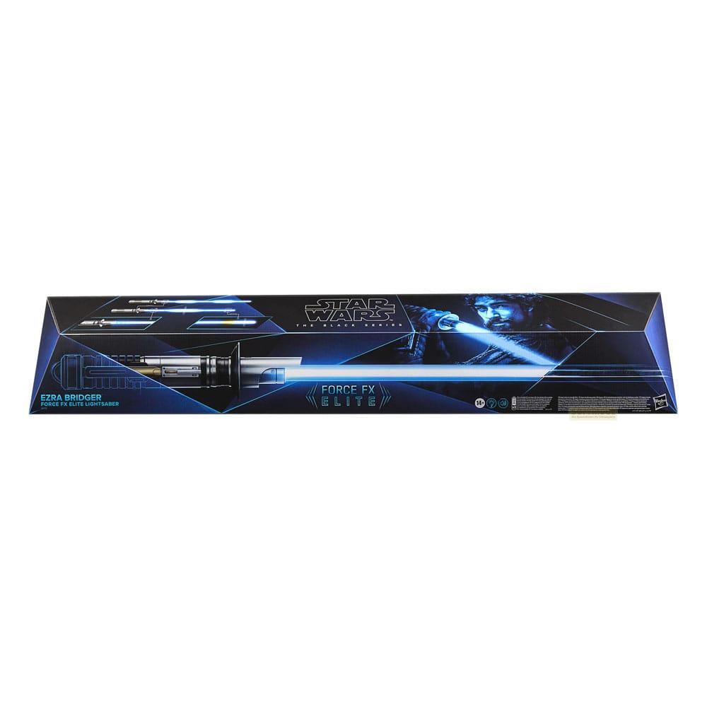 Star Wars Ezra Bridger Force FX Elite Lichtschwert in blauer Verpackung auf weißem Hintergrund.