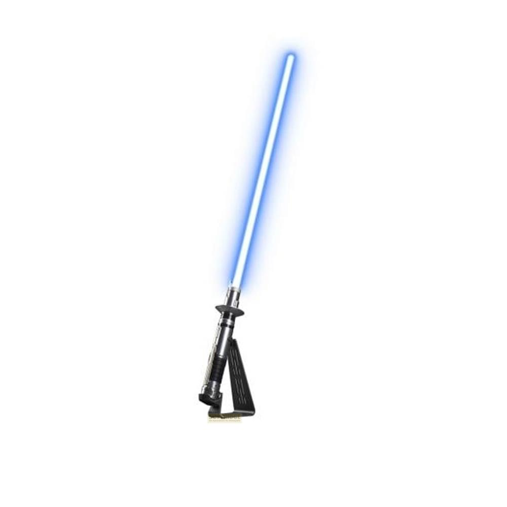 Ein blau leuchtendes Laserschwert steht senkrecht in einem schwarzen Ständer auf weißem Hintergrund.