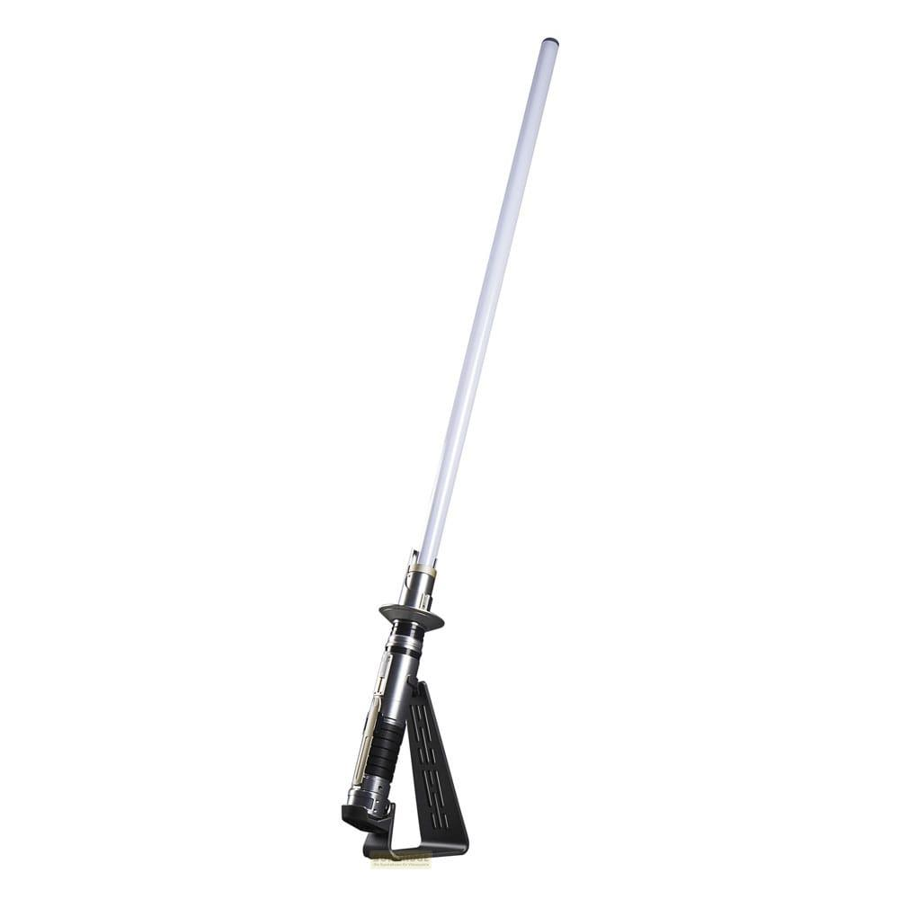 Ein silbernes und schwarzes Lichtschwert steht senkrecht auf einem schwarzen Ständer vor weißem Hintergrund.