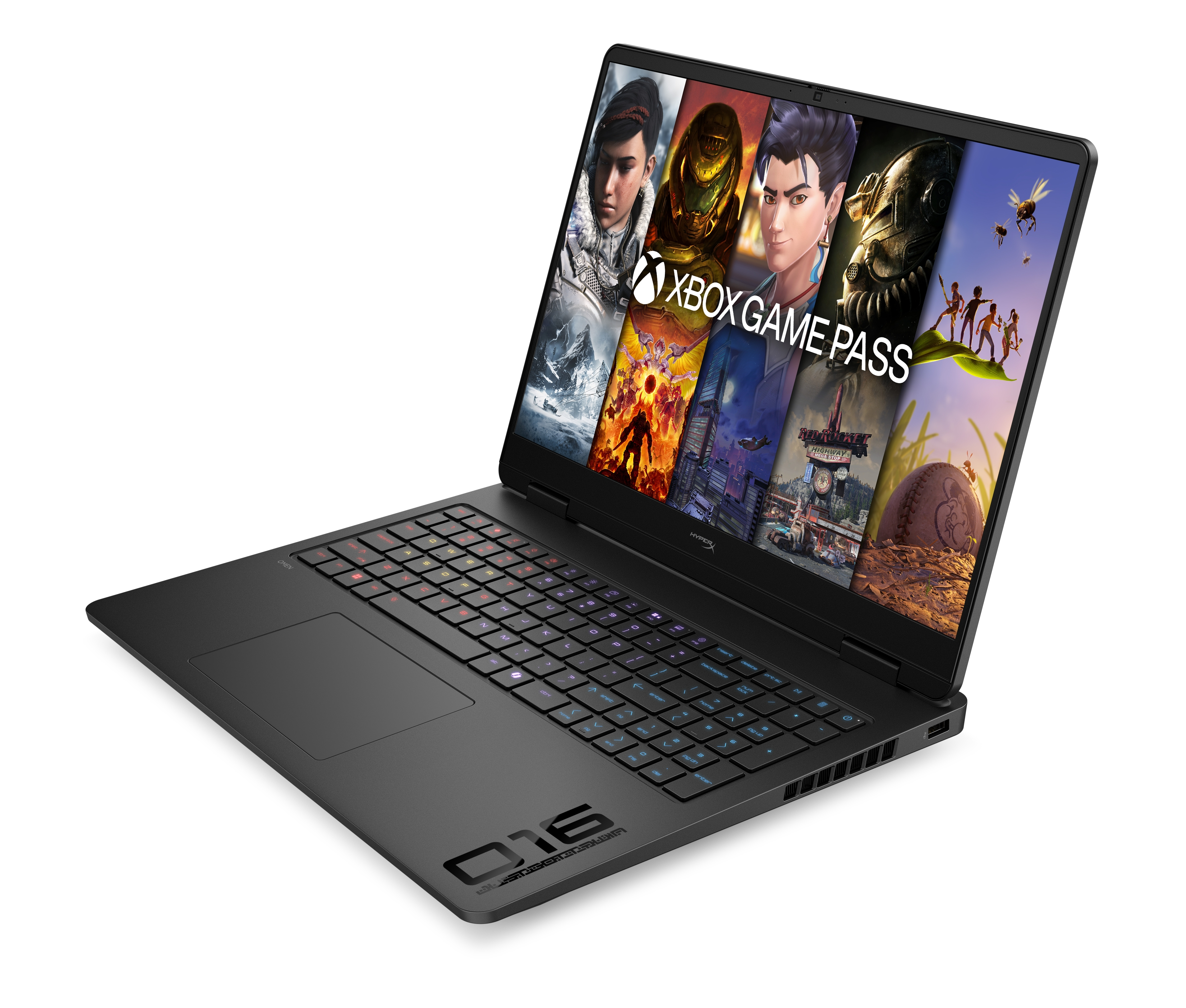 Un laptop da gioco nero mostra il logo Xbox Game Pass e varie grafiche di giochi su uno sfondo bianco.