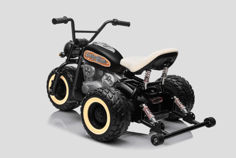 Ein schwarzes Kinder-Motorrad mit Stützrädern, weißem Sitz und der Aufschrift California Scout vor weißem Hintergrund.