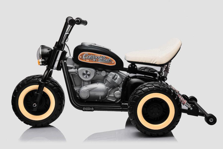 Ein schwarzes Kinder-Dreirad im Chopper-Stil mit weißem Sitz, breiten Reifen und verchromten Motorelementen.